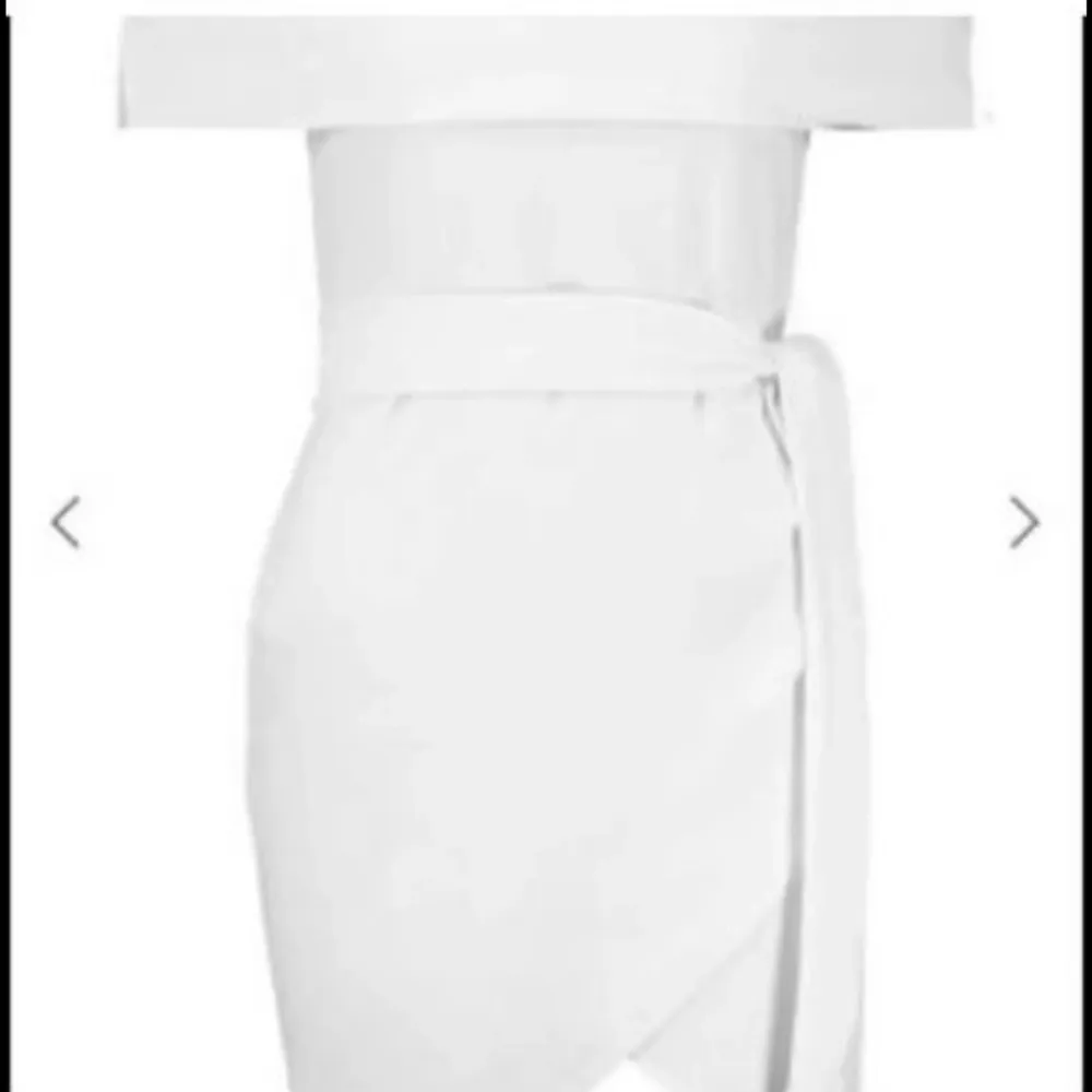 Jag säljer den här klänning storlek 38. Den är helt nytt (oanvänd) Priset kan diskuteras vid en snabbt köp. Den finns i Nacka men kan mötas upp i T-centralen.. Klänningar.