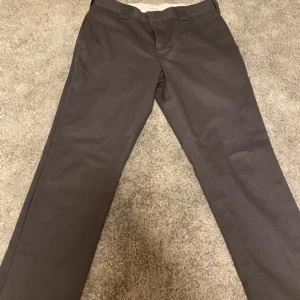 Dickies chinos - Säljer mina Dickies chinos då de inte passar längre. Nypris går dom för 750kr. Byxorna är i bra skick utan fläckar osv. För fler bilder eller frågor kom privat. Pris kan diskuteras.