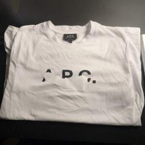 Säljer en riktigt fet A.P.C t shirt. Använd fåtal gånger. 