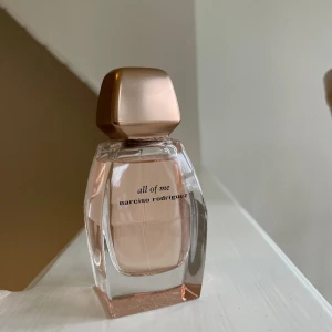 All Of Me Eau de Parfum 50 ml - Super läcker doft men säljer den för att doften blev fel på mig. Lite för blommig för mig Ordinarie pris är 1300kr men jag säljer för 400kr (går att ändra priset!) Toppnoter: Vita pioner, pelargonros. Hjärtnoter: Krämig vit mysk. Basnoter: Sandelträ.