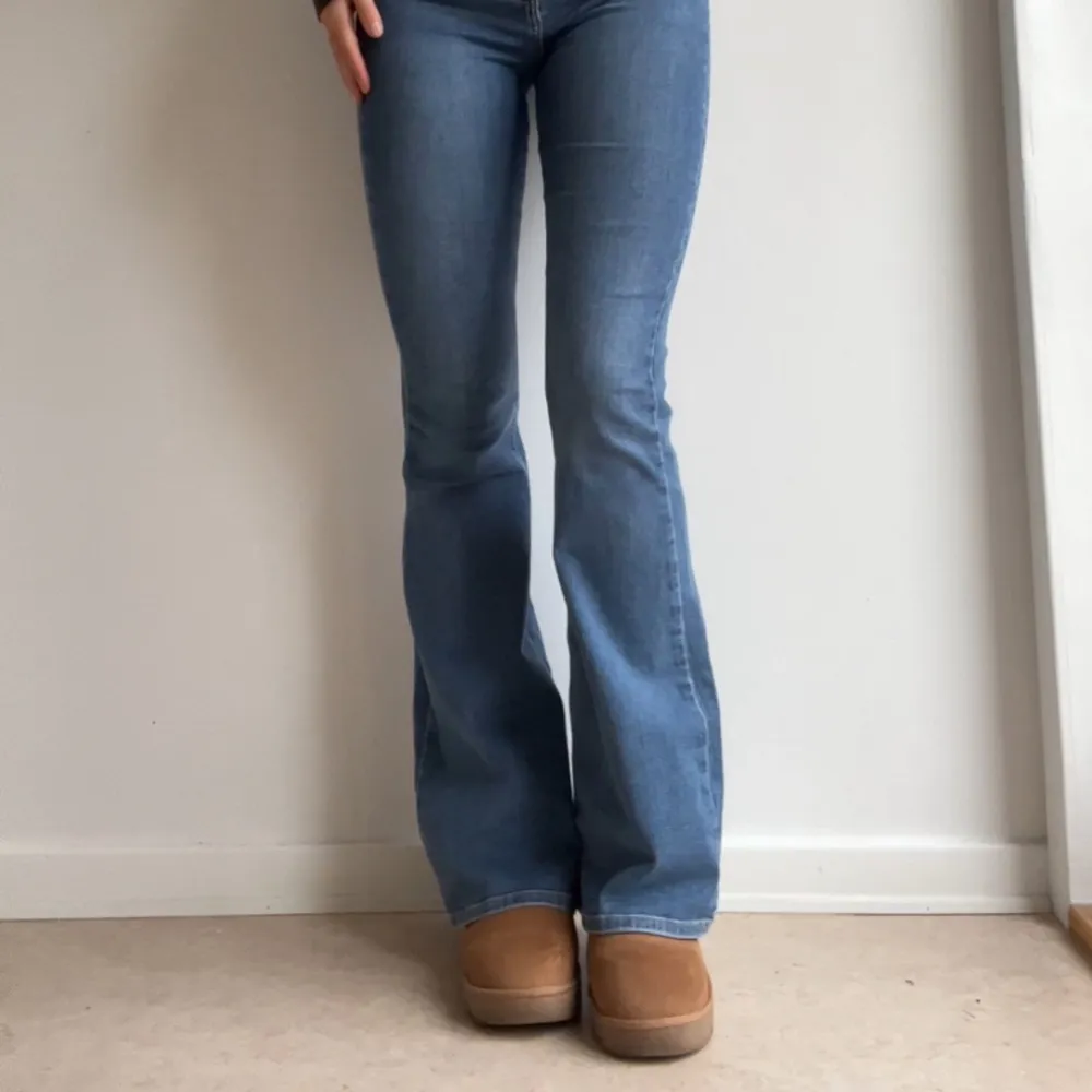 Så snygga och sköna bootcut jeans från Topshop, sparsamt använda och i fint skick utan defekter! 🩵 Jag är 180 cm och brukar ha M/L i kläder för referens . Jeans & Byxor.