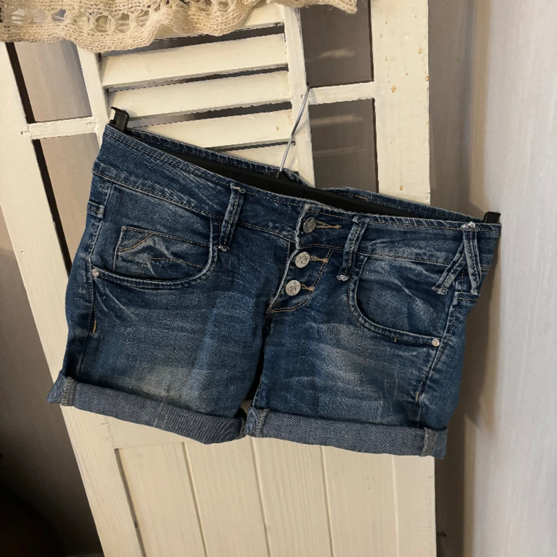 Virkad lång kofta och jeans shorts supersnyggt  - 90