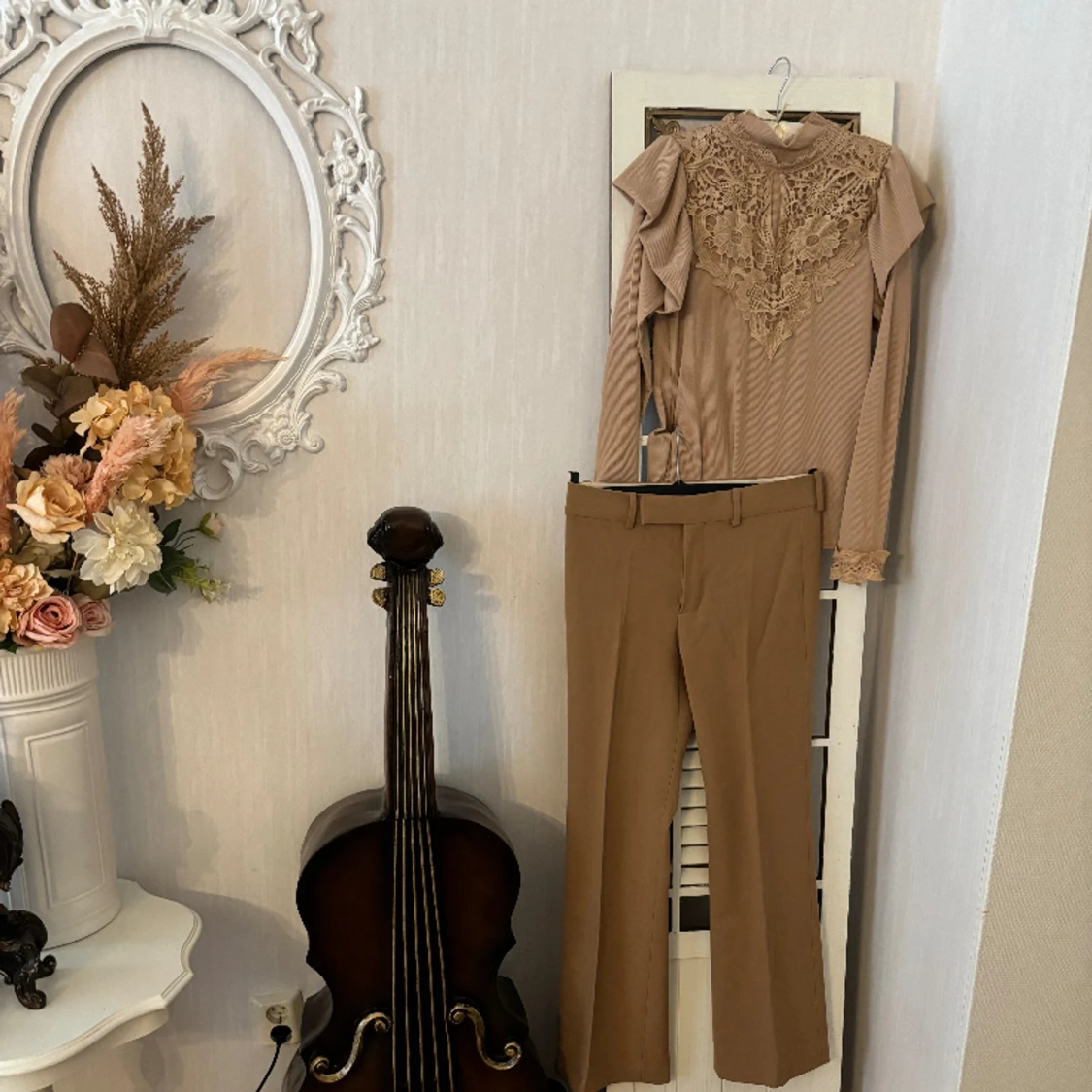 Så vacker blus med broderier och zara  kostymbyxor lyxiga från zara 