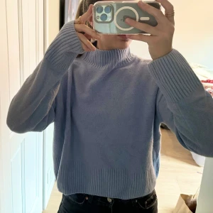 Blå stickad tröja - En jättefin blå stickad tröja från Other Stories i storlek S. Den har inga defekter och i bra skick samt är lite halv polo💕 Säljs för 100kr!