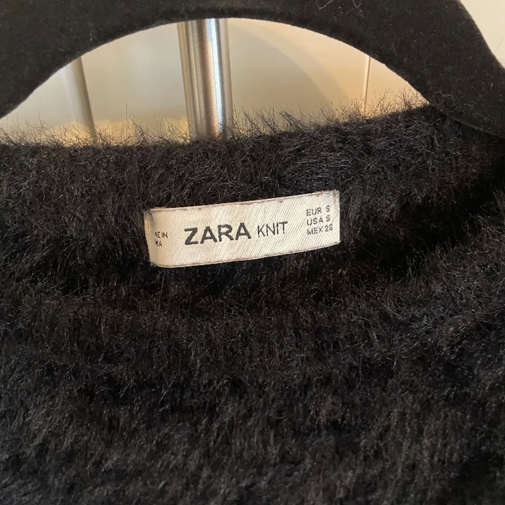 Söt tröja med lurvigt/fluffigt material från Zaras äldre kollektioner🖤Väldigt fint skick då jag endast använt den två gånger!. Tröjor & Koftor.