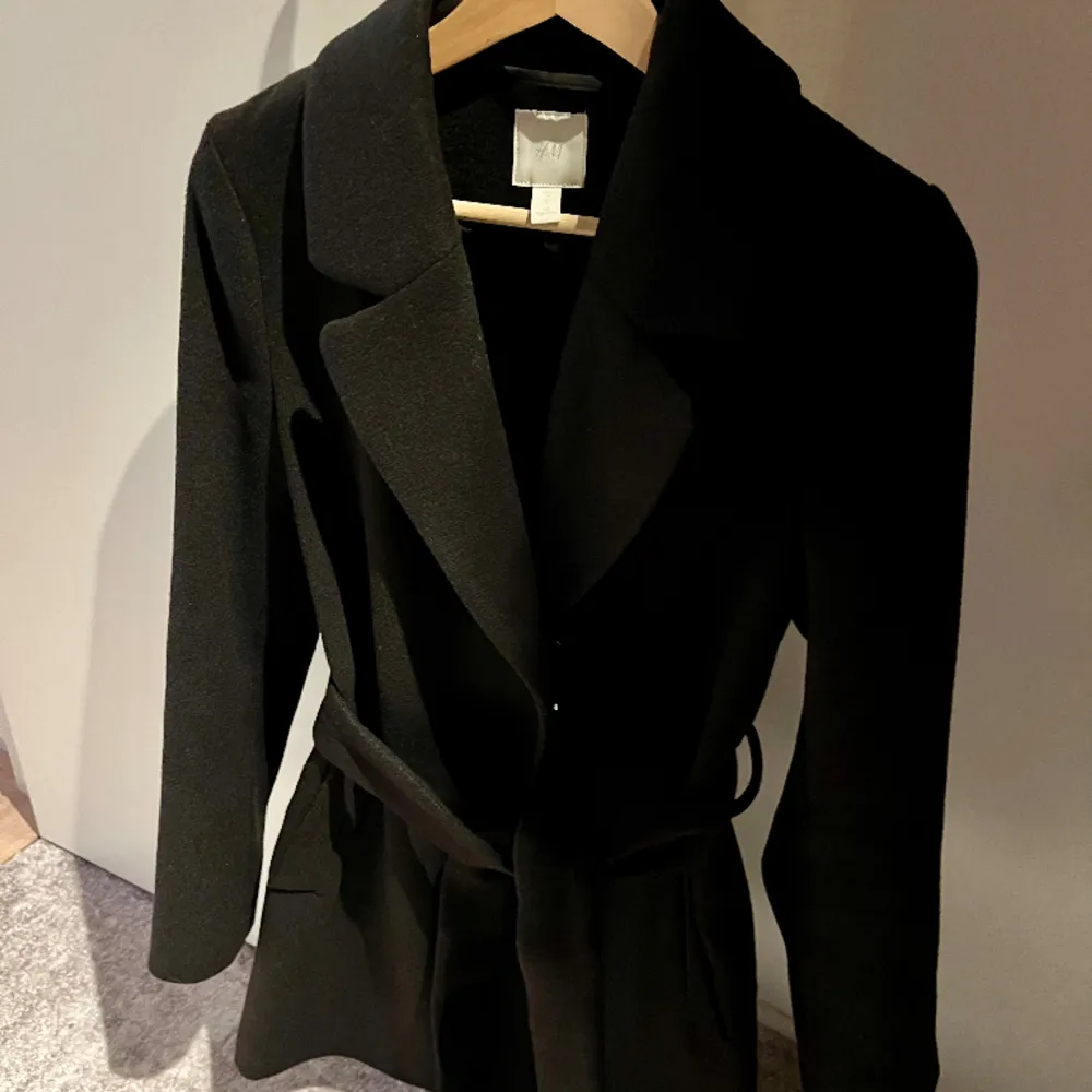 Svart kort kappa med avtagbar pälskrage. Från H&M. Knappt använd! Storlek 34, ganska stor i storleken.. Takit.