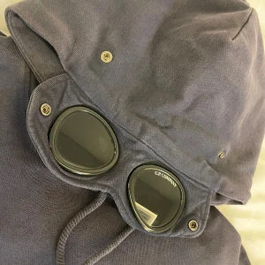 CP Company Hoodie - CP Company hoodie i storlek L(Passar M), prislappar finns kvar efter köpet, tröjan är i bra skick. Säljer på grund av att den inte används längre. Skriv för mer info, priset går att diskutera. Nypris: 2400