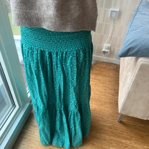 Zara långkjol - Säljer denna superfina slutsålda zara kjolen i storlek XS. Jag är 153 men har vikt ner kanten så passar allt mellan 150-170cm. Nypris var 559kr!💚