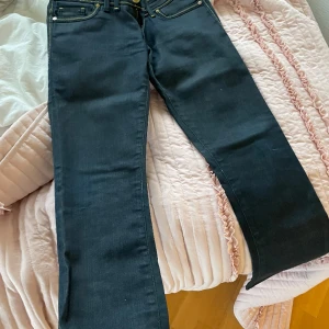 Guess Jeans  - Vintage Guess jeans  Jättefina jeans som inte kommer till användning och jag tycker de något korta för mig💙 inga defekter så jätte fint sick💙