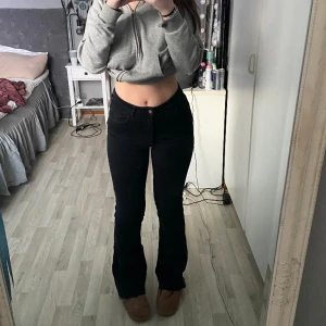 Jeans - Svarta utsvängda jeans från zara. Använda få gånger så i bra skick dock avklippta längst ner.