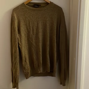 Kashmir tröja - Säljer min Kashmir tröja från Oscar jacobsson. Cond:10/10