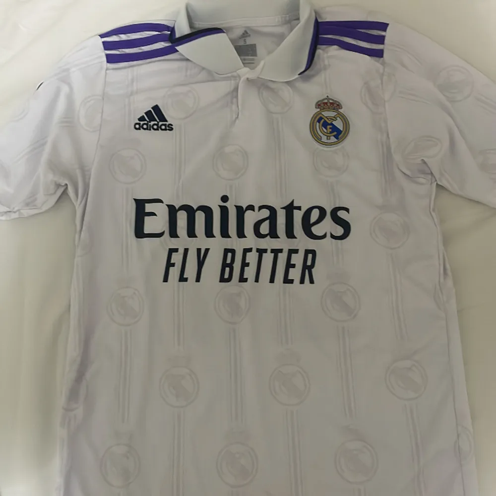 En helt ny Real Madrid tröja 2022 och har S i storlek. Säljs pga fel storlek.. T-shirts.