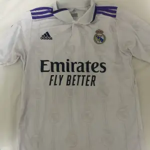 En helt ny Real Madrid tröja 2022 och har S i storlek. Säljs pga fel storlek.
