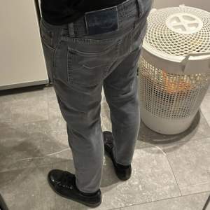 Tjenare! Säljer ett par riktigt snygga och trendiga Jacob cohën jeans i jätte fint skick, tyvärr lite små för mig och därför jag säljer! Sitter slim och kan fixa fler bilder om så önskas.  /Karl 
