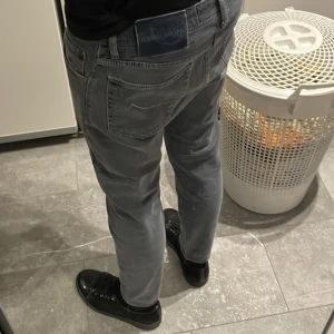Jacob cohën jeans  - Tjenare! Säljer ett par riktigt snygga och trendiga Jacob cohën jeans i jätte fint skick, tyvärr lite små för mig och därför jag säljer! Sitter slim och kan fixa fler bilder om så önskas.  /Karl 