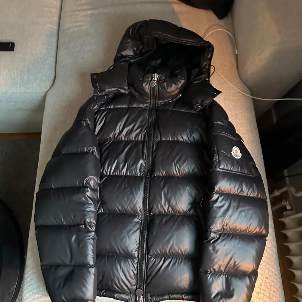 Hej, säljer nu min Moncler Maya jackan. Har haft den i ett år nu men börjar bli liten på mig. Bar skick. Storlek S. Priset är inte hugget i sten. Helt äkta.. Jackor.