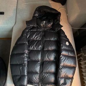 Moncler Maya jacka  - Hej, säljer nu min Moncler Maya jackan. Har haft den i ett år nu men börjar bli liten på mig. Bar skick. Storlek S. Priset är inte hugget i sten. Helt äkta.