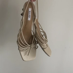 Sandaletter - Perfekta sommarklackarna! Så fina men tyvärr lite stora för mig. Jag har endast testat dom men de är köpta second hand och använda men i bra skick 💓