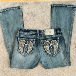 Lågmidjade bootcut miss me jeans  - Säljer dessa super coola och snygga miss me jeansen som tyvärr är för korta på mig som är 167cm, skulle nog säga att dom passar någon från 160-165cm. Midjemått tvärs över: 44cm. Innerbenslängd: 68cm 
