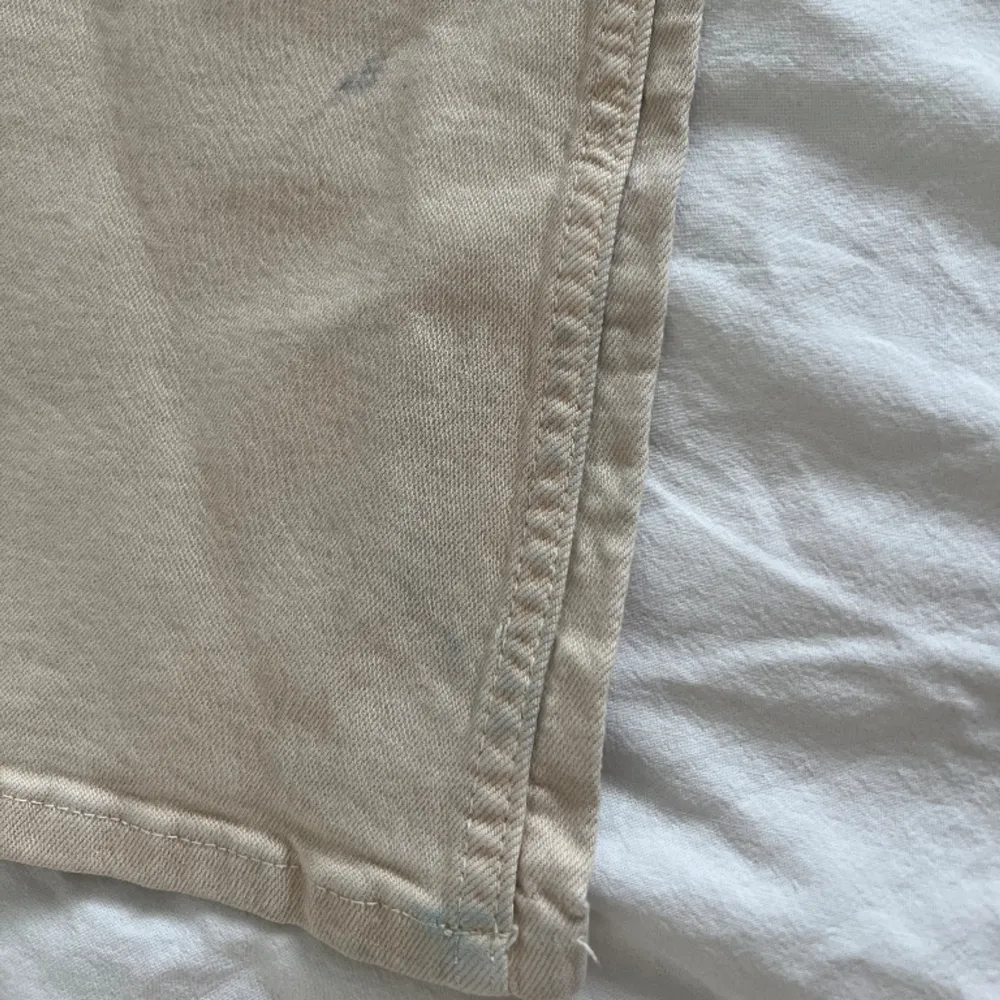 supersnygg och nästan nyskick.. finns bara en liten fläck på benen som som bör kunna tas bort efter tvätt. ⭐️⭐️. Jeans & Byxor.