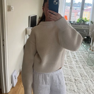 Lyxig stickad i kashmir & ull - Stickad tröja från HM i lyxigt material. Rejäl och av hög kvalitet. Nypris 1800kr. Använd enstaka gånger så i nyskick.