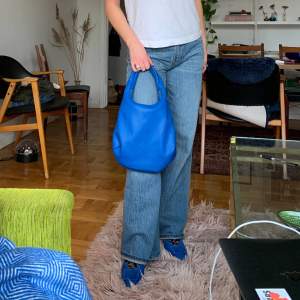En jättefin blå väska, otrolig färg att pigga upp en outfit med! Använd få tal gånger, finns inget att anmärka på!💙