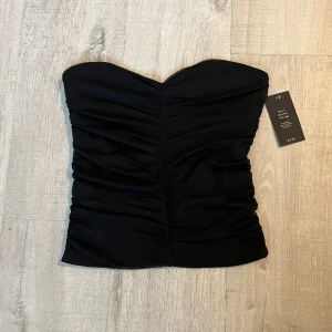 Svart topp - Säljer denna svarta meshtopp stl M. Köpt från NA-KD. Aldrig använd