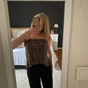 Leopard mönstrad topp - En jättefin toppi leopard mönster ifrån hm🤎 i nyskick, använd en gång. Säljer då det inte är min stil🤎 storlek XS, men har justerbara axelband så kan absolut passa S-M också🤎