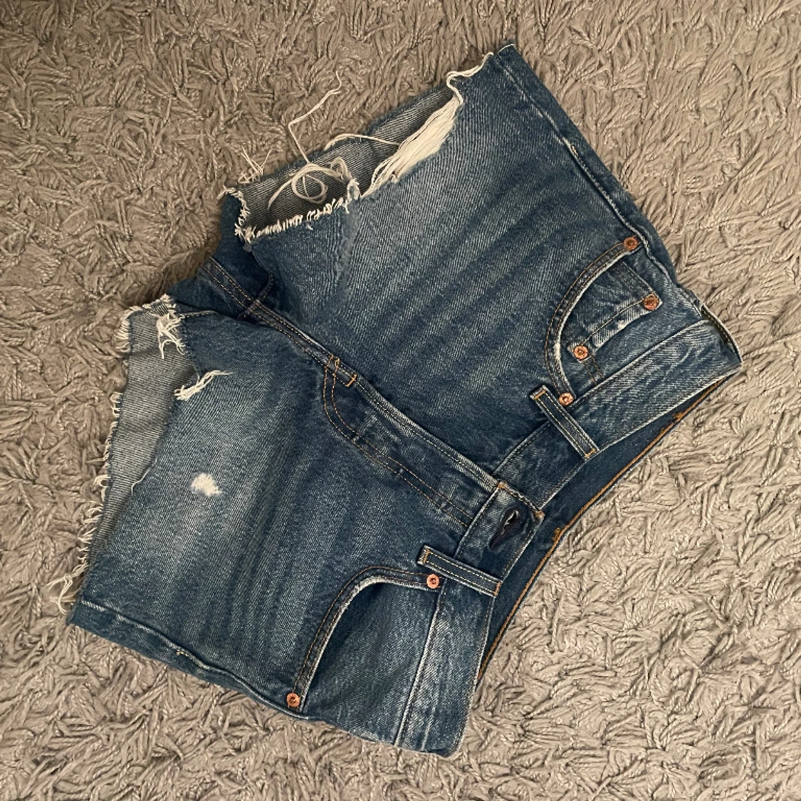 Slitna jeansshorts 