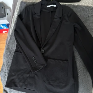 Kavaj - Oversized kavaj från Lager 157 i storlek xs, endast testad 🖤Säljer då den inte kommer till användning. Nypris 400