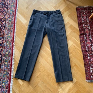 Mörkgrå kostymbyxor - No brand. Mörkgrå kostymbyxor i bra kvalite och skick. Storlek: 32/32. Pris: 149kr.  