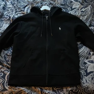 Ralph lauren - En fin Ralph lauren hoddie, den ät i bra skick och inga defekter. Priset inte hugget i sten 