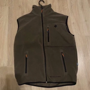 Fleece vest - Säljer denna fleece vest från ski industries. Den är knappt aldrig använd och därför i väldigt bra skick. Hör av dig vid intresse!😁