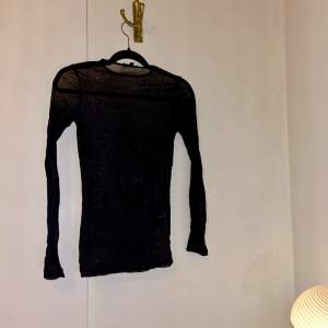 Tunn och genomskinlig svart mesh-tröja från märket Black Colour. Storlek XS/S. Stretchig och superskön. Sitter tajt och snyggt. Mycket fint skick. 