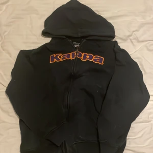 Vintage Kappa hoodie - Vintage skick, står large i storleken men passar närmare s/xs 