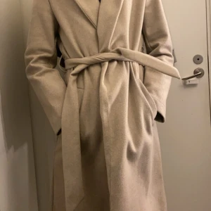 Kappa  - Säljer min kappa från zara säljer den pågrund av att den är för kort på armarna 