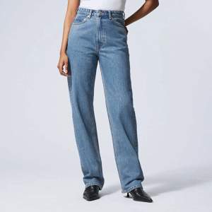 Jeans från Weekday i modellen Rowe, i mycket bra skick då de är knappt använda! Säljer pga för små för mig  Storleken är W26 L30
