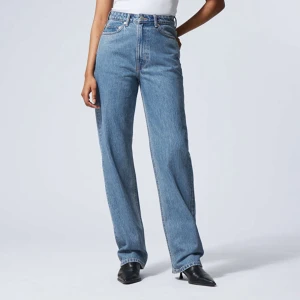 Rowe jeans  - Jeans från Weekday i modellen Rowe, i mycket bra skick då de är knappt använda! Säljer pga för små för mig  Storleken är W26 L30