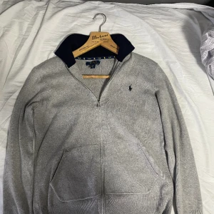 Ralph Lauren Tröja - Ralph Lauren Tröja i färgen grå, storleken på denna är L i barnstorlek men sitter som en XS/S. Riktigt bra skick på denna tröja knappt använd. (Inget kvitto tyvärr)