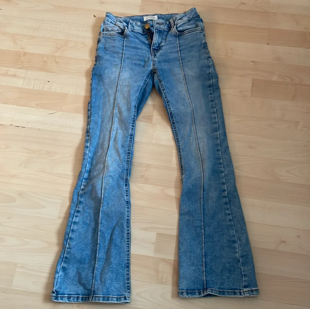 Ett par fina jeans från Lindex❣️❣️säljer för att de är för korta för mig! Jag är 158 och dom passar nästan perfekt fortfarande, lite korta) Jätte fint skick och ordinarie pris är 399!❤️Pris kan diskuteras❤️❤️. Jeans & Byxor.