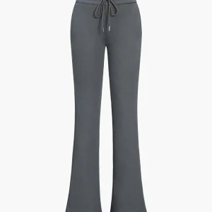 Bootcut/flared mjukisbyxor  - Säljer då de är för stora på mig. Jätte fina flared/bootcut mjukis byxor från &otherstories. Jätte bra tjockt material. De är en typ av beige bruna. Normala i längden