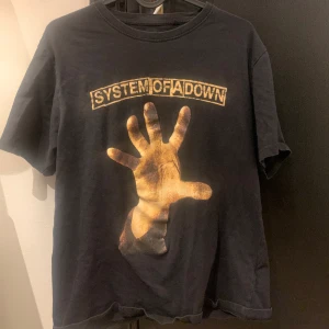 System of a down tshirt  - Jätte fin System Of A Down tröja i bra skick. Kan skicka mer bilder och mått om det behövs