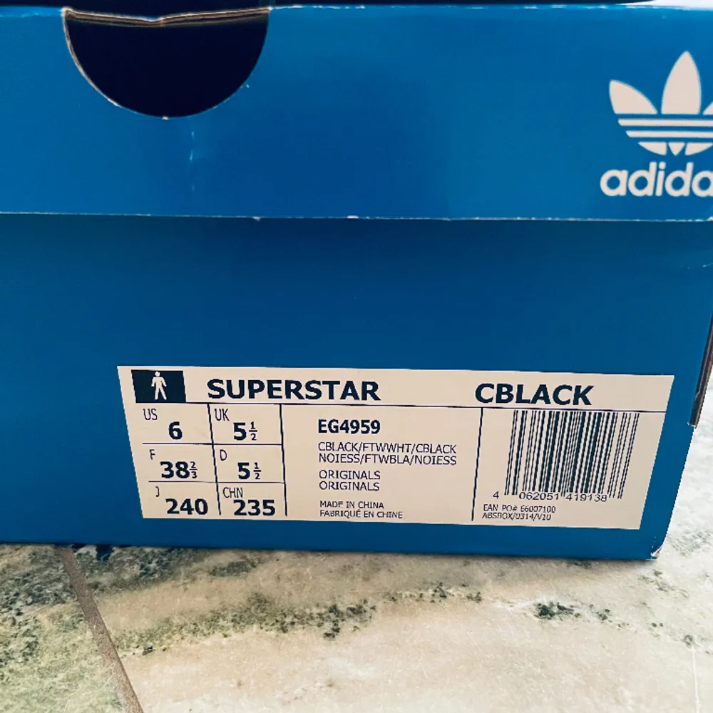 Svarta Adidas Originals Superstar, storlek 38 2/3. Väldigt fint skick då de inte använts så många gånger pga fel storlek.. Skor.