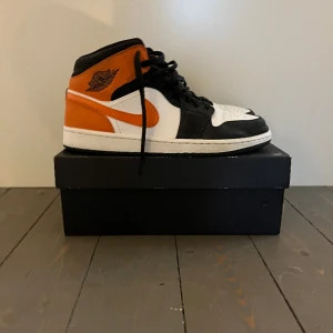 Jordan 1 Shattered Backbord  - Skor jag köpt för länge sedan, vet inte så mycket om skor.    Skorna har två små skador vid insidan där bak men knappt synliga, jag kan såklart skicka bild på de vid intresse 