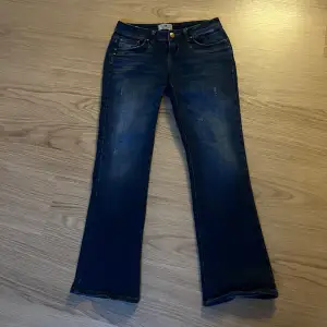 ltb valerie jeans i färgen denim blue 💞 storlek 28/30! använt en gång då dom är för stora. längden passar mig dock perfekt och jag är 153 cm lång 🥰 (köpta för 799kr)