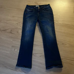 ltb valerie jeans - ltb valerie jeans i färgen denim blue 💞 storlek 28/30! använt en gång då dom är för stora. längden passar mig dock perfekt och jag är 153 cm lång 🥰 (köpta för 799kr)