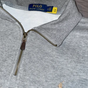 Ralph Lauren Half Zip - Säljer denna half zipen. En riktigt stilig grå Ralph Lauren tröja. Knappt använd, som i nyskick. För fler bilder är det bara att höra av sig. Pris kan diskuteras 