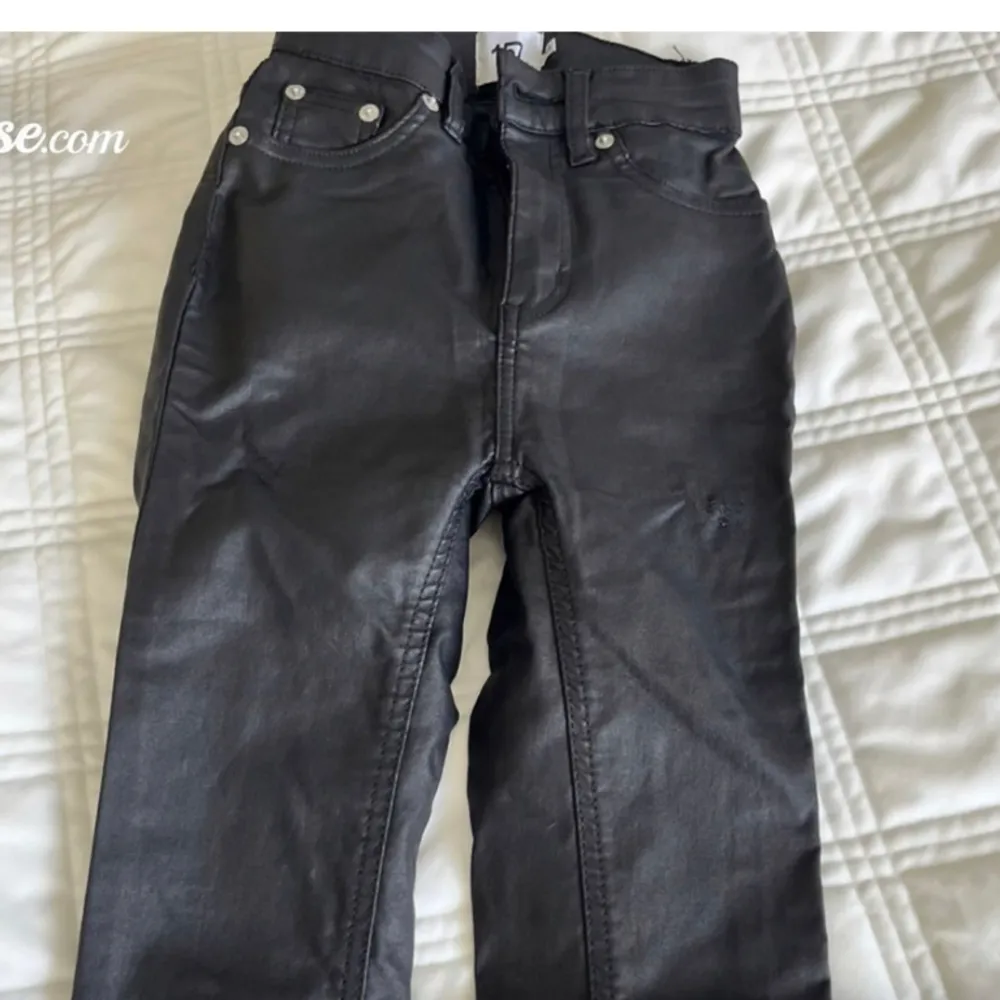 Ett par svarta lackbyxor som är använd någon gång men bra skick . Jeans & Byxor.