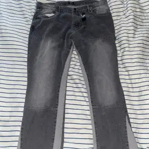 Detta är gråa jeans från Bohoo helt nya inte använda. Kondition 10/10