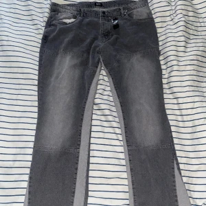 Flared Jeans - Detta är gråa jeans från Bohoo helt nya inte använda. Kondition 10/10